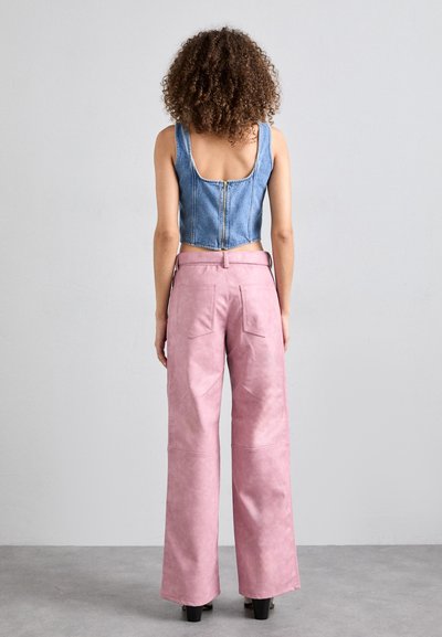 Denim crop top so srdcovým výstrihom a predným zipsom; ružové široké nohavice s vysokým pásom, zadnými vreckami a hladkou textúrou.