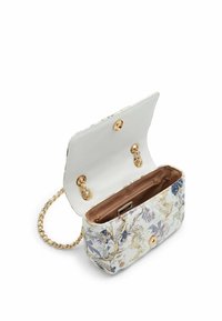 Obdélníková kabelka z bílého látkového materiálu s květinovými vzory v modré a zlaté barvě. Zlaté kovové doplňky a řetízkový popruh. Podšívka s kapsou uvnitř.