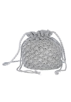 Pequeña bolsa gris de crochet con cordón, con patrón floral texturizado y cordones trenzados sobre un fondo blanco.