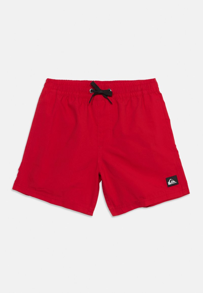 Κόκκινα μαγιό σορτς με ελαστική μέση και μαύρο κορδόνι, με ένα μικρό λογότυπο στο κάτω δεξί πόδι.
