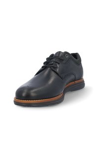 Zapato de cuero negro con cordones, punta redonda, parte superior texturada y acentos en la suela marrón. Presenta un acabado suave y un detalle de costura sutil.