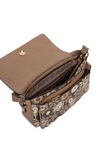 Borsa a tracolla marrone con motivo a fantasia, esterno in tessuto strutturato, interno rosa, due scomparti con zip e chiusura a scatto sulla patta frontale.