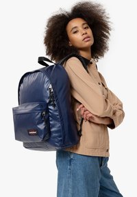 Eastpak - OUT OF OFFICE - Reppu - glossy navy Pienoiskuva 1