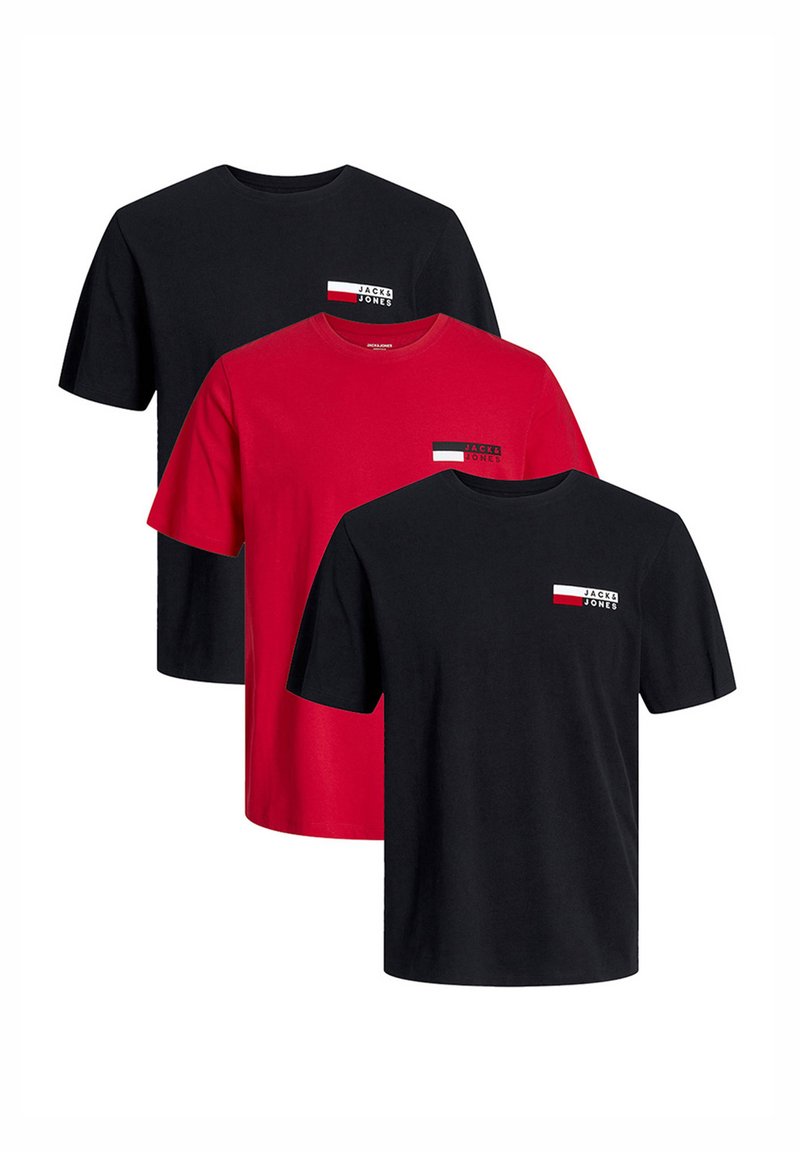 Drei T-Shirts: ein rotes, zwei schwarze. Baumwollmaterial, Rundhalsausschnitt-Design. Mit einem kleinen Logo auf der linken Brust und farbigen Blockakzenten.