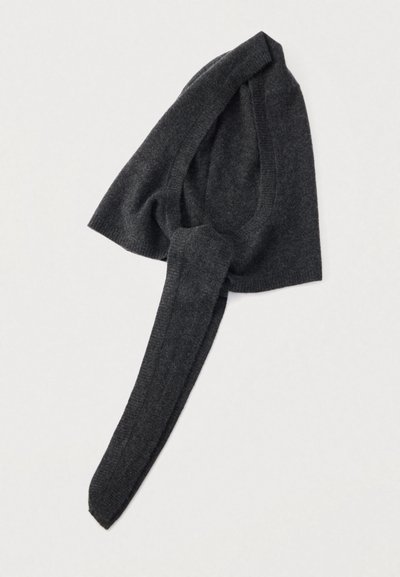 Bufanda tejida de color gris oscuro doblada con un extremo pasado a través de un lazo, exhibida sobre un fondo claro.