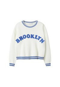Pull en tricot blanc avec le texte "BROOKLYN" en bleu et des accents rayés autour de l'encolure et des poignets. Design court avec des manches longues.