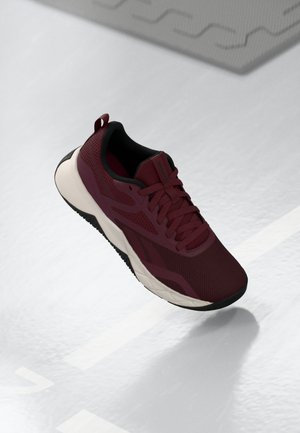 Burgundská sportovní bota s prodyšným svrškem z mesh materiálu, černými akcenty, texturovanou podrážkou a polstrovaným límcem pro pohodlí.