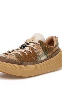 Sneaker a quadri marroni e verdi con una texture morbida, caratterizzate da accenti beige chiaro e una suola in gomma. Punta rotonda e design con lacci.