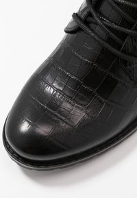 Caprice Stivaletti stringati - black