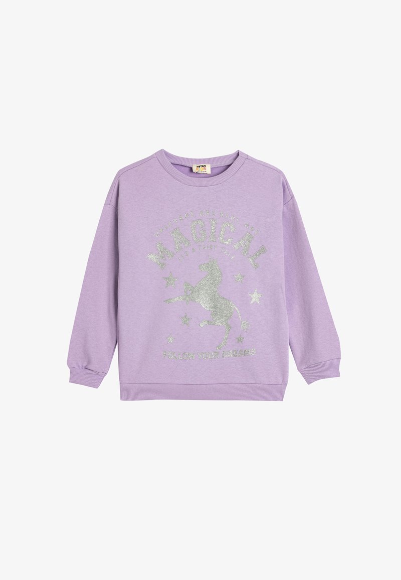 Sweatshirt violet à manches longues, arborant un texte argenté brillant et un motif de licorne cabrée. Tissu doux, non texturé, avec des poignets et un ourlet côtelés.
