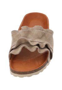 Beige suède instapsandaal met een golvende, gerimpelde band, een gladde tan leren binnenzool en een textuur die lijkt op kurk met een lichte verhoging.