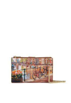 Borsa clutch con scena di un canale che presenta due biciclette, tulipani in un vaso, acqua e edifici, con tracolla a catena dorata.