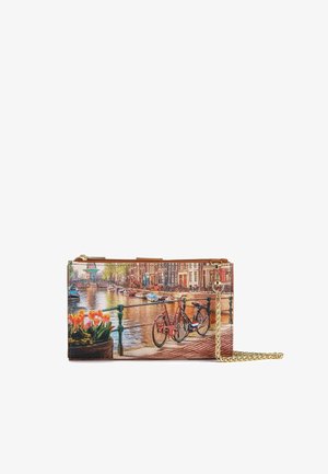 Borsa clutch con scena di un canale che presenta due biciclette, tulipani in un vaso, acqua e edifici, con tracolla a catena dorata.