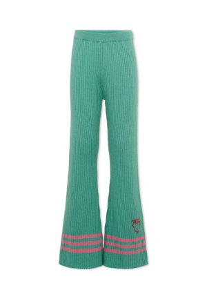 Pantaloni verdi a maglia a coste con gambe svasate, strisce rosa vicino all'orlo e un piccolo cuore rosso ricamato sulla gamba destra.