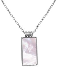Collana d'argento con un pendente rettangolare in madreperla rosa, dalla texture liscia e una sottile iridescenza, appesa a una catena.
