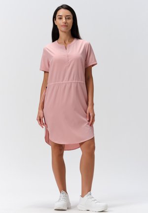 Abito rosa smanicato con scollatura a V, vita con cordoncino e orlo arrotondato. Tessuto morbido con una texture leggera.