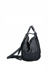 Borsa a tracolla in pelle nera con una forma morbida, manici superiori doppi e una lunga tracolla su uno sfondo bianco.