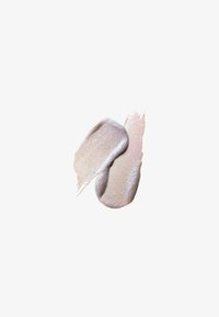 Due macchie sovrapposte di fondotinta beige chiaro e perlaceo su uno sfondo bianco semplice.
