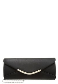 Musta nahkainen clutch, jossa on sileä pinta, kirjekuorimuotoilu, hopeinen kaareva yksityiskohta ja irrotettava hopeaketjuolkahihna.