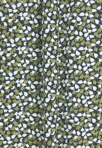 Tessuto floreale con piccoli motivi a foglia bianca e verde oliva su uno sfondo grigio scuro; texture liscia e design leggero.