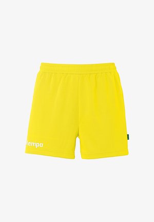 Felgele sportshorts met elastische tailleband en wit "Kempa"-logo op het linkerbeen tegen een witte achtergrond.