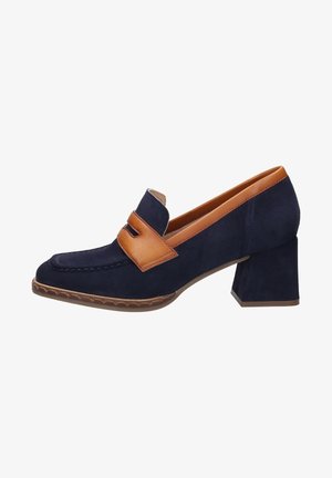Mocassin en cuir daim bleu marine avec garniture en cuir tan, talon bloc et semelle texturée, présenté en profil latéral sur fond blanc.