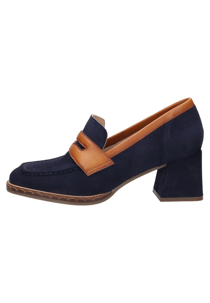 Mocassin en cuir daim bleu marine avec garniture en cuir tan, talon bloc et semelle texturée, présenté en profil latéral sur fond blanc.