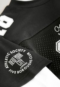 Next REGULAR FIT - VARSITY SHORT AND LONG SLEEVE 2 PIECE SET  . - Trükipildiga T-särk - black white