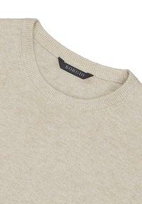 Beżowy sweter dzianinowy z okrągłym dekoltem i ściągaczami, z czarną metką z napisem "BORGIO" z tyłu na szyi.