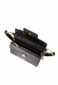 Sac à main en cuir noir avec une fermeture zippée dorée et un bouton. L'intérieur possède plusieurs compartiments et une bandoulière rehaussée de chaîne.