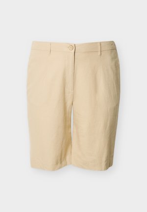 Beige, knielange, maßgeschneiderte Shorts mit Knopfverschluss, Gürtelschlaufen und flachem Vorderteil vor einfarbigem Hintergrund.
