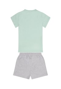 Camiseta de algodón verde claro con mangas cortas, combinada con pantalones cortos de algodón gris que cuentan con una cinturilla elástica.