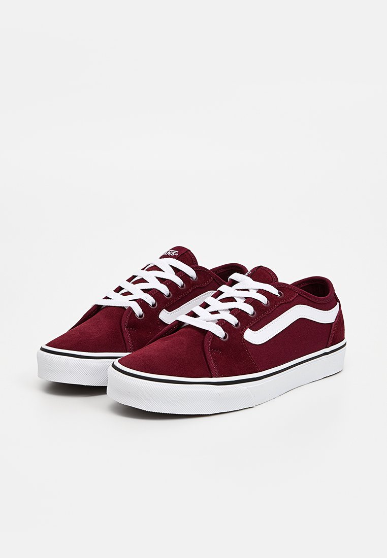 Baskets en daim bordeaux avec des lacets blancs et une bande latérale blanche. Forme de pointe arrondie et détails en accent noir sur la semelle.