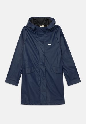 Impermeabile blu navy con cappuccio, bottoni automatici frontali, due tasche con patta e un piccolo logo bianco sul petto, mostrato disteso su uno sfondo bianco.
