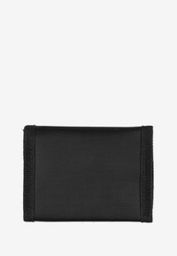 Czarny portfel z teksturowanej tkaniny z przeszytymi brzegami. Minimalistyczny design, prostokątny kształt i brak widocznych ozdób.