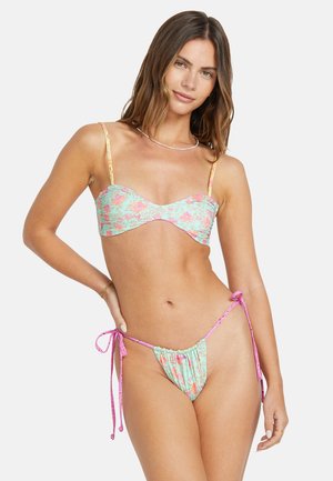 Set bikini floreale colorato con top a fascia con accenti azzurri e rosa, e slip con laccetti regolabili e dettaglio arricciato.