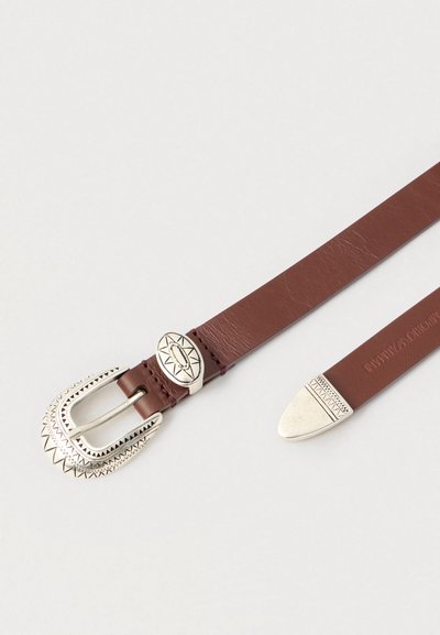 Καφέ δερμάτινη ζώνη με ασημένια διακοσμητική αγκράφα με γεωμετρικά σχέδια και χαραγμένη άκρη. Λεία υφή με γυαλιστερό φινίρισμα.