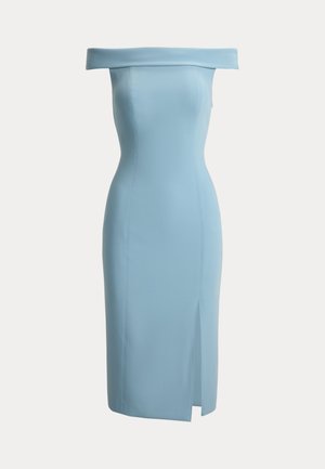 Ανοιχτό γαλάζιο, στενό midi φόρεμα με έναν ώμο έξω, με διπλωμένη γραμμή στο λαιμό και σκίσιμο μπροστά στην αριστερή πλευρά.