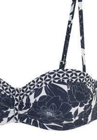 Jūrinės mėlynos ir baltos gėlių raštų maudymosi viršus su struktūrizuota forma, reguliuojamomis petnešėlėmis ir geometriniais raštais. Pasižymi surinktų detalių centru.