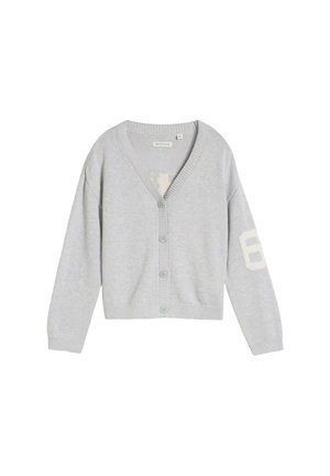 Lichtgrijze gebreide cardigan met V-hals, knoopsluiting aan de voorkant, lange mouwen en een wit patch met het nummer acht op de linkermouw.