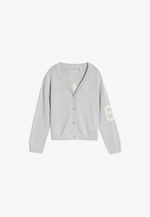 Cardigan tricoté gris clair avec col en V, boutonné devant, manches longues et un patch blanc avec le chiffre huit sur le bras gauche.