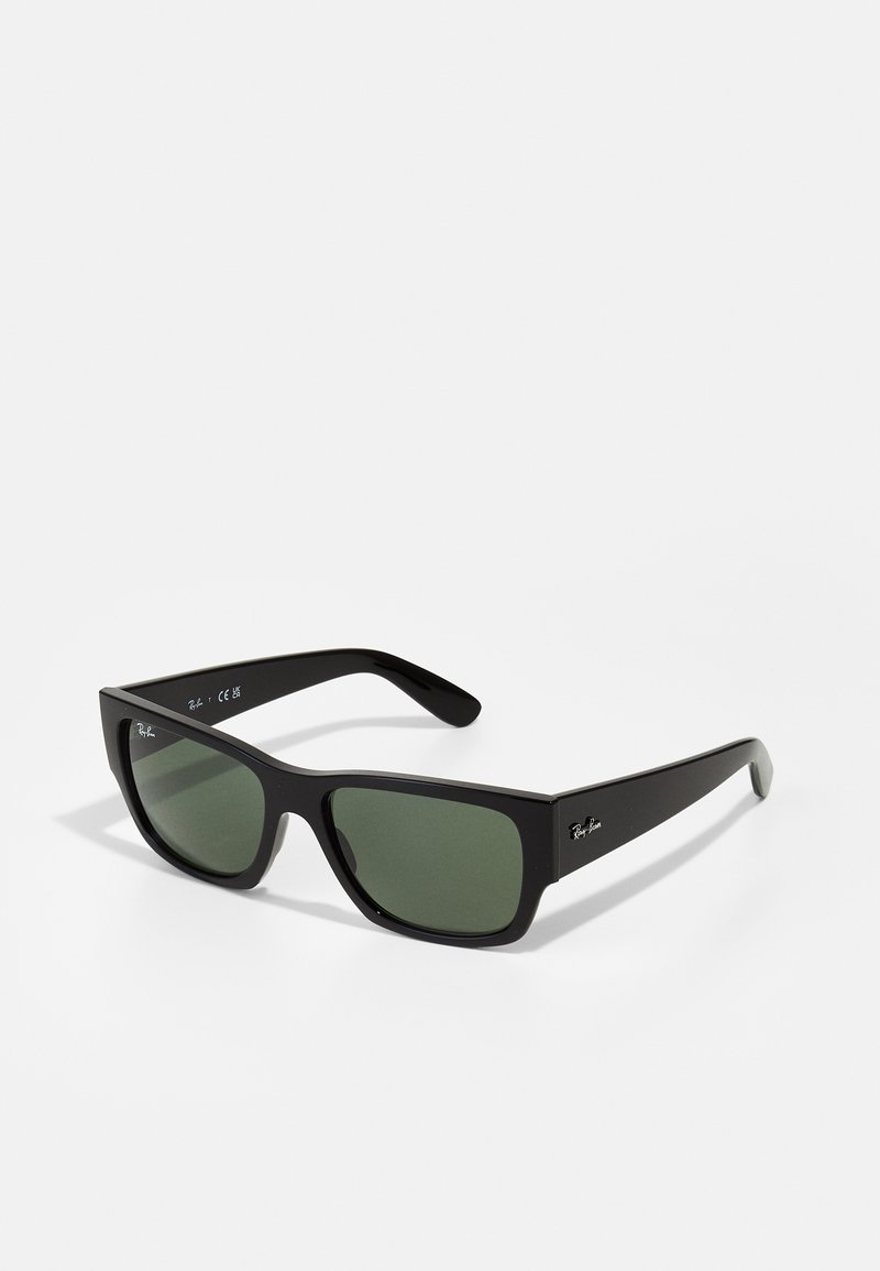 Ochelari de soare dreptunghiulari negri cu lentile de un verde închis, având un finisaj mat și un design minimalist. Accentuați cu un mic logo pe lateral.