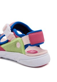 Sandalia infantil multicolor con material de malla y sintético. Presenta acentos en azul, rosa, verde y crema; correa de Velcro y suela acolchada.