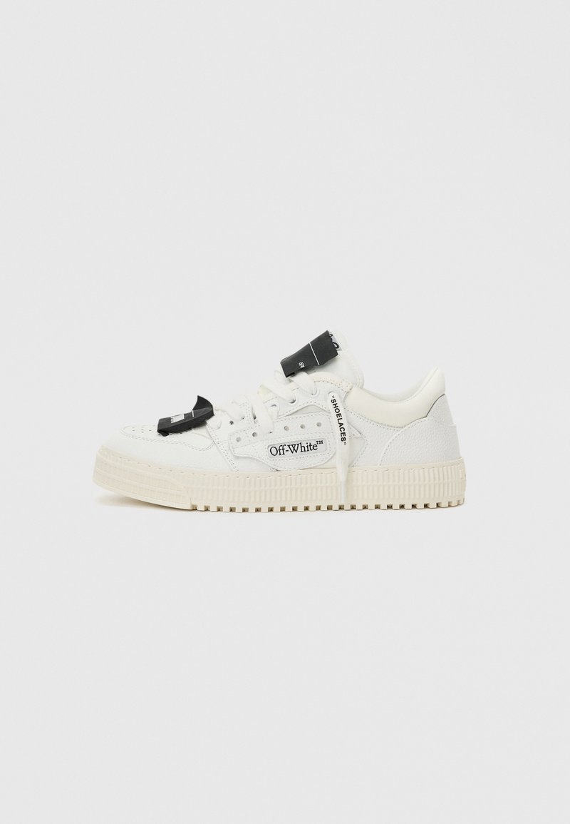 Białe sneakersy z teksturowaną skórzaną cholewą, okrągłym noskiem, grubą gumową podeszwą i wyraźnymi czarnymi akcentami z logo "Off-White".