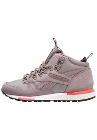 Lila High-Top Sneaker aus einer Mischung aus Leder und Mesh, mit einer strukturierten Zehe, Gummisohle und pinkfarbenen Akzenten an der Ferse.