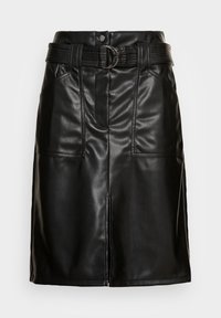 Jupe noire en similicuir longueur genou avec poches plaquées à l'avant, une fente devant, et une ceinture assortie avec une boucle anneau en D argentée.