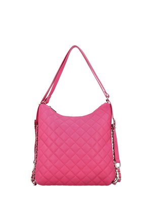 Quiltet pink håndtaske med en buet form, der har en lang rem og sølvfarvede kæde detaljer. Glat tekstur med diamantmønstre.