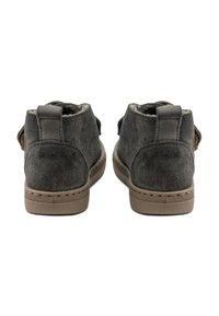 Botas de tobillo de ante gris con forro suave, puntera redonda y suela de goma neutra con detalles de costura. Dos lengüetas traseras para facilitar su puesta.