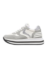 Baskets de sport grises et blanches en matériaux daim et cuir, avec des accents pailletés et un design de semelle superposée. Équipées d'un système de laçage.