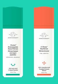 Zwei kosmetische Seren: eines mit einem grünen Deckel, beschriftet mit "Protini Powerpeptide", und das andere mit einem orangefarbenen Deckel, beschriftet mit "C-Firma." Beide haben weiße Tuben.